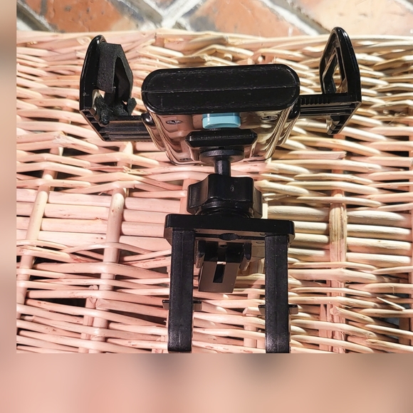 Kensington Universal Air Vent Car Mount for iPhone or Android Phones - Picture 2 of 6